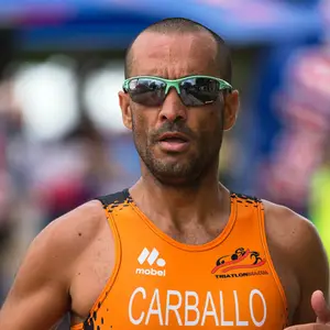 Carballo in orange jersey during a triathlon
