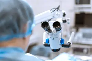 Surgeon using a microscope during an eye operation
